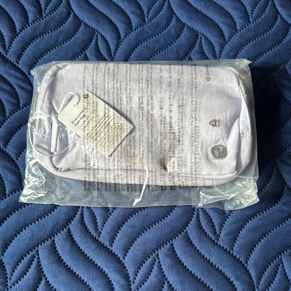 NWT Lululemon Light Purple everywhere Belt Bag 1L - Picture 2 of 6